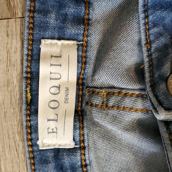 Eloquii Crop Distressed Jeans 20 - Picture 2 of 6